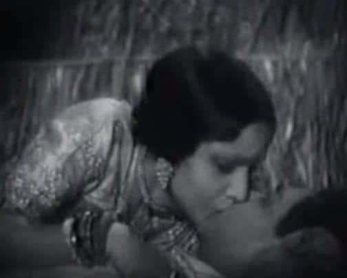 kissing scene in old hindi movie